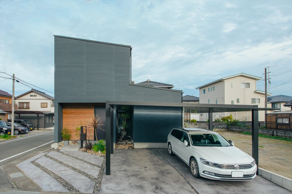 
                            モノトーンで彩られた、ハワイの香り漂うコの字型の住まい                          