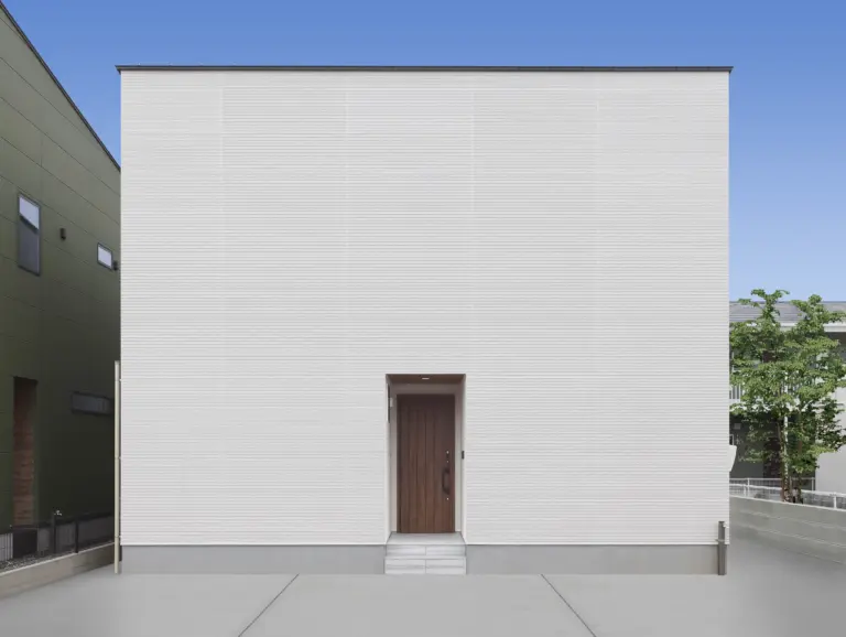 光と空を楽しむ、白いキューブの家