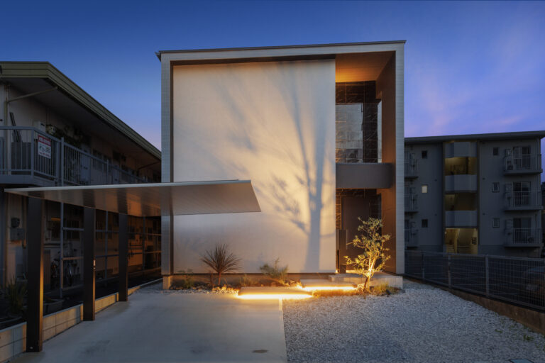 モノトーンの美しさを追求したラグジュアリーな邸宅