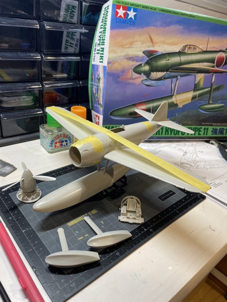 やっと見つけた飛行機の模型(作成途中ですが)